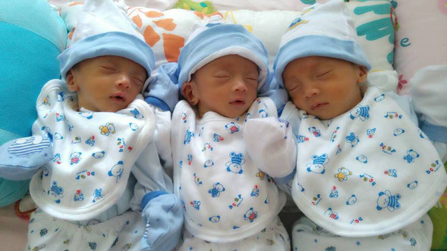 Hình ảnh những ngày đầu tiên của 3 bé sinh cùng trứng.