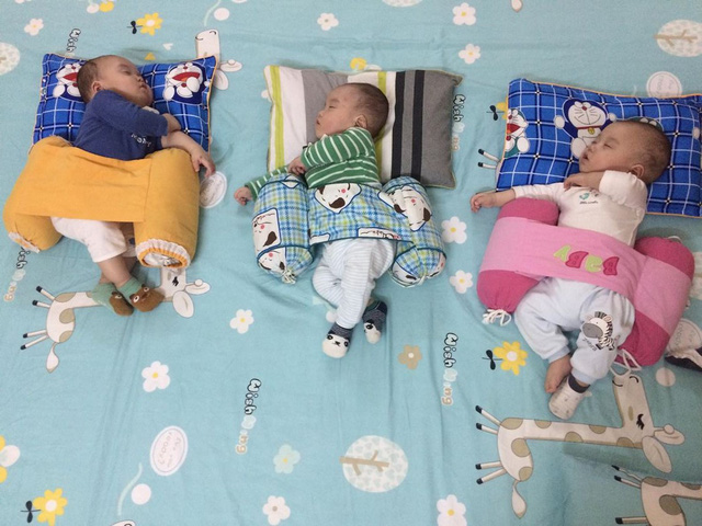 Ba bé giống nhau từ cái dáng ngủ.